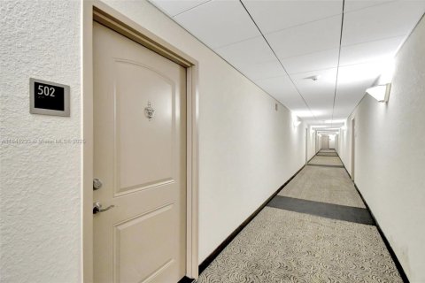 Condo in Sunny Isles Beach, Florida, 1 bedroom № 1940528 - photo 5