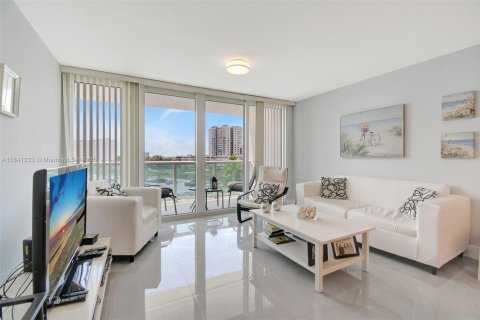 Condo in Sunny Isles Beach, Florida, 1 bedroom № 1940528 - photo 11