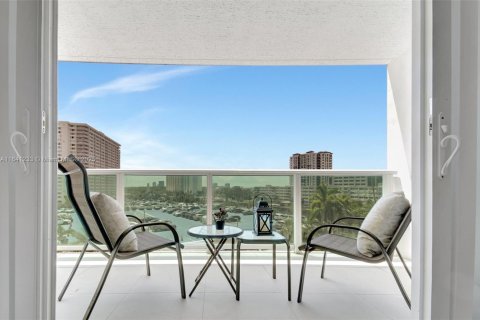 Condo in Sunny Isles Beach, Florida, 1 bedroom № 1940528 - photo 12