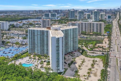 Condo in Sunny Isles Beach, Florida, 1 bedroom № 1940528 - photo 2