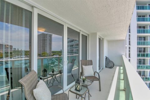 Condo in Sunny Isles Beach, Florida, 1 bedroom № 1940528 - photo 17