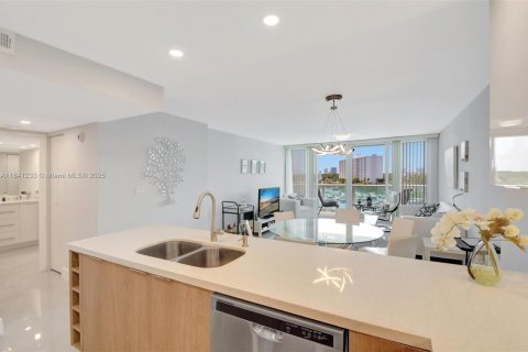 Condo in Sunny Isles Beach, Florida, 1 bedroom № 1940528 - photo 13