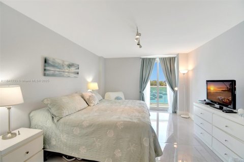 Condo in Sunny Isles Beach, Florida, 1 bedroom № 1940528 - photo 15