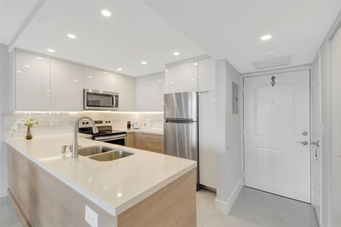 Condo in Sunny Isles Beach, Florida, 1 bedroom № 1940528 - photo 6