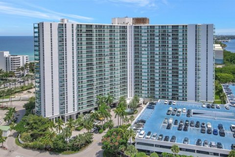 Condo in Sunny Isles Beach, Florida, 1 bedroom № 1940528 - photo 1