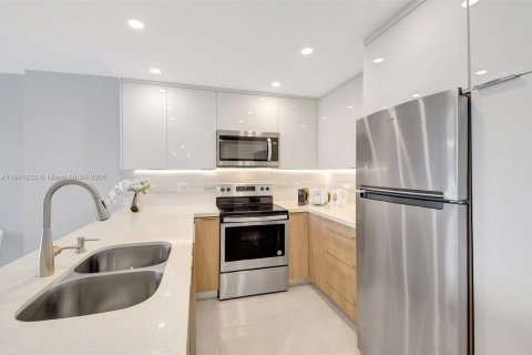 Condo in Sunny Isles Beach, Florida, 1 bedroom № 1940528 - photo 8