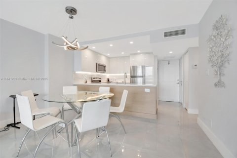 Condo in Sunny Isles Beach, Florida, 1 bedroom № 1940528 - photo 10