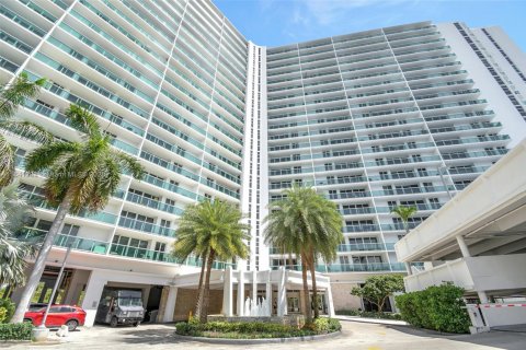 Condo in Sunny Isles Beach, Florida, 1 bedroom № 1940528 - photo 18