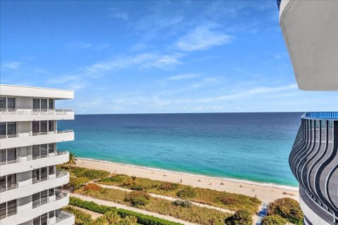 Condominio en venta en Surfside, Florida, 2 dormitorios, 155.33 m2 № 1999451 - foto 22