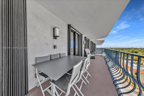 Condominio en venta en Surfside, Florida, 2 dormitorios, 155.33 m2 № 1999451 - foto 24