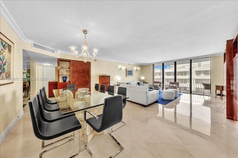 Condominio en venta en Surfside, Florida, 2 dormitorios, 155.33 m2 № 1999451 - foto 19