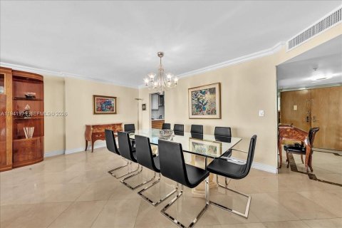 Condominio en venta en Surfside, Florida, 2 dormitorios, 155.33 m2 № 1999451 - foto 16