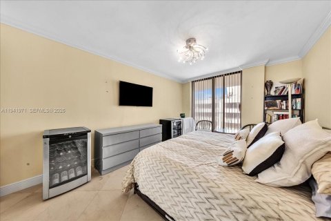 Condominio en venta en Surfside, Florida, 2 dormitorios, 155.33 m2 № 1999451 - foto 30