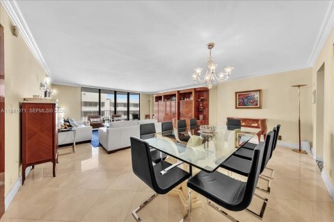 Condominio en venta en Surfside, Florida, 2 dormitorios, 155.33 m2 № 1999451 - foto 14