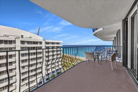 Condominio en venta en Surfside, Florida, 2 dormitorios, 155.33 m2 № 1999451 - foto 11