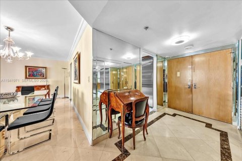 Condominio en venta en Surfside, Florida, 2 dormitorios, 155.33 m2 № 1999451 - foto 13