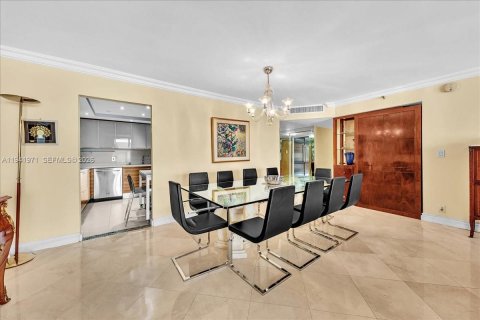 Condominio en venta en Surfside, Florida, 2 dormitorios, 155.33 m2 № 1999451 - foto 18