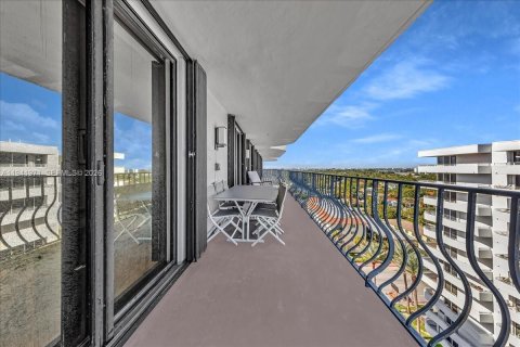 Condominio en venta en Surfside, Florida, 2 dormitorios, 155.33 m2 № 1999451 - foto 23