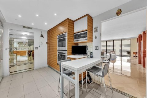 Condominio en venta en Surfside, Florida, 2 dormitorios, 155.33 m2 № 1999451 - foto 9