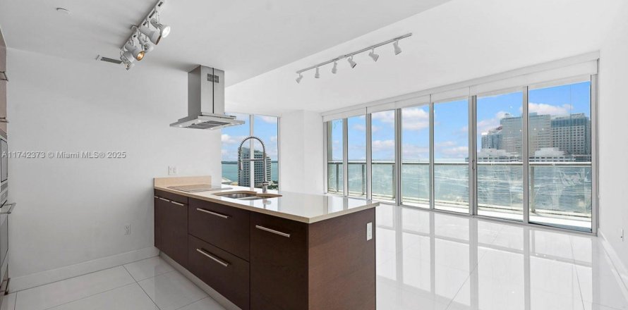 Condominio en Miami, Florida, 3 dormitorios № 1732124