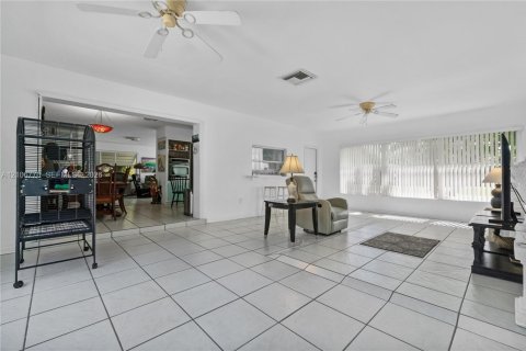 House in Plantation, Florida 3 bedrooms, 165.46 sq.m. № 2419453 - photo 22