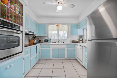 House in Plantation, Florida 3 bedrooms, 165.46 sq.m. № 2419453 - photo 2