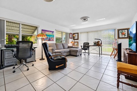 House in Plantation, Florida 3 bedrooms, 165.46 sq.m. № 2419453 - photo 18