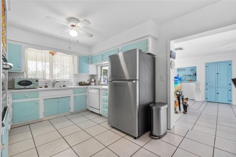House in Plantation, Florida 3 bedrooms, 165.46 sq.m. № 2419453 - photo 3