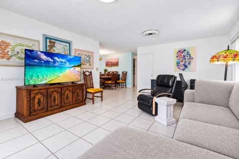 House in Plantation, Florida 3 bedrooms, 165.46 sq.m. № 2419453 - photo 19