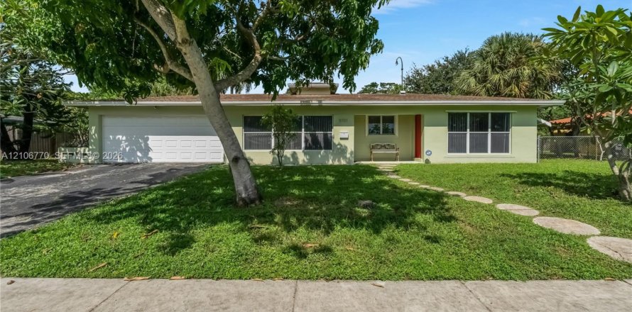 House in Plantation, Florida 3 bedrooms, 165.46 sq.m. № 2419453