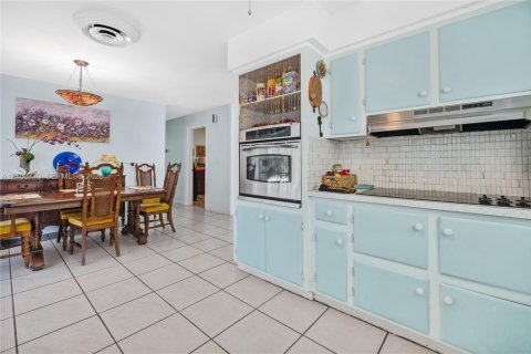 House in Plantation, Florida 3 bedrooms, 165.46 sq.m. № 2419453 - photo 5