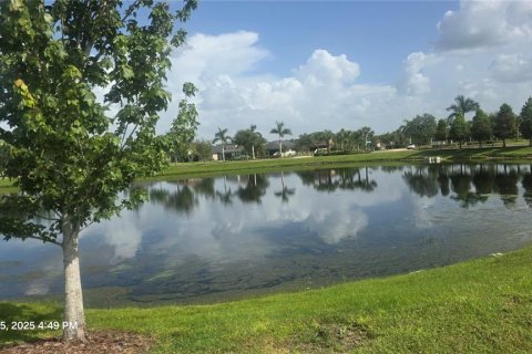 Townhouse in Sun City Center, Florida 3 bedrooms, 158.03 sq.m. № 1844892 - photo 29