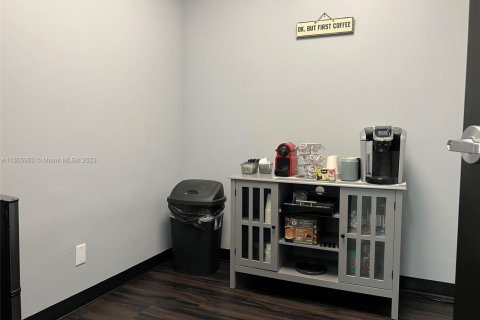 Oficina en alquiler en Miami, Florida № 921022 - foto 1