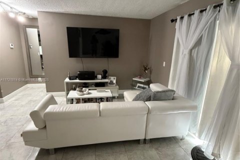 Condo in Pembroke Pines, Florida, 2 bedrooms  № 1714546 - photo 6
