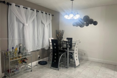 Condo in Pembroke Pines, Florida, 2 bedrooms  № 1714546 - photo 4