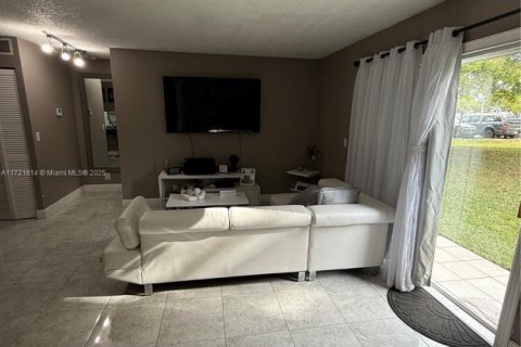 Condo in Pembroke Pines, Florida, 2 bedrooms  № 1714546 - photo 3