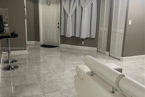 Condo in Pembroke Pines, Florida, 2 bedrooms  № 1714546 - photo 26