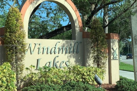 Condo in Pembroke Pines, Florida, 2 bedrooms  № 1714546 - photo 1