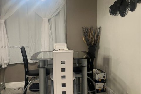 Condo in Pembroke Pines, Florida, 2 bedrooms  № 1714546 - photo 9