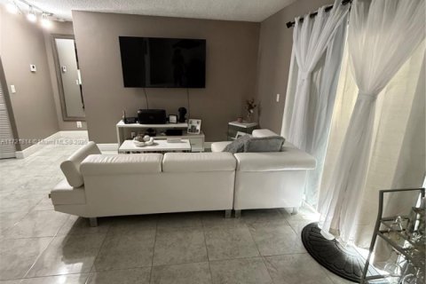 Condo in Pembroke Pines, Florida, 2 bedrooms  № 1714546 - photo 2