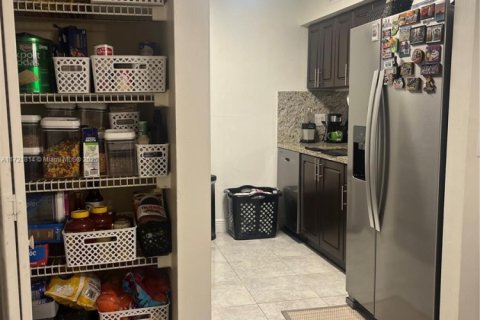Condo in Pembroke Pines, Florida, 2 bedrooms  № 1714546 - photo 15