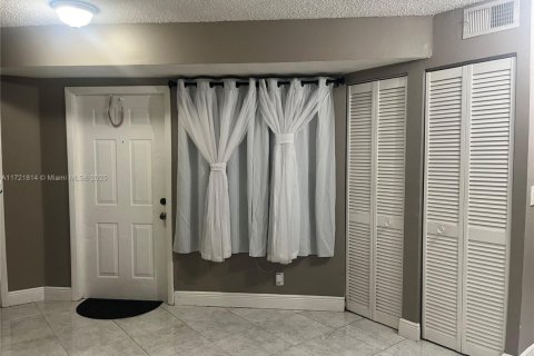 Condo in Pembroke Pines, Florida, 2 bedrooms  № 1714546 - photo 27