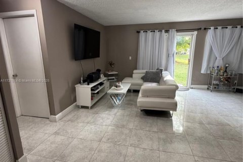 Condo in Pembroke Pines, Florida, 2 bedrooms  № 1714546 - photo 5