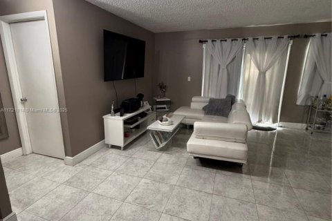 Condo in Pembroke Pines, Florida, 2 bedrooms  № 1714546 - photo 7
