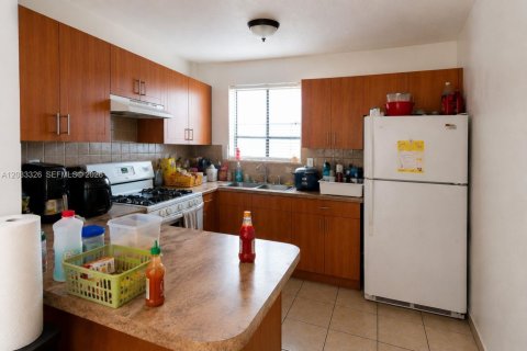Condo in Hialeah, Florida, 2 bedrooms № 2189057 - photo 2