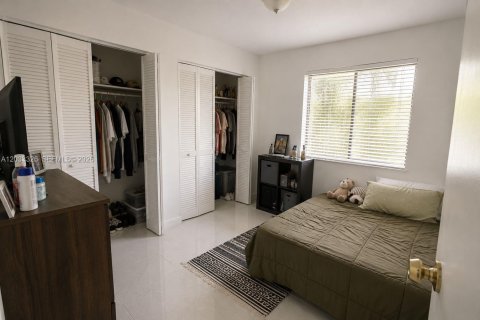 Condo in Hialeah, Florida, 2 bedrooms № 2189057 - photo 6