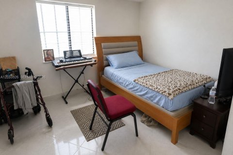 Condo in Hialeah, Florida, 2 bedrooms № 2189057 - photo 4