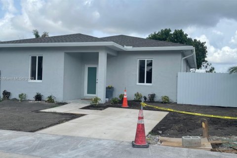 House in Homestead, Florida 4 bedrooms, 181.62 sq.m. № 1676555 - photo 2