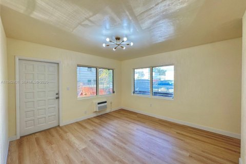 Apartment in North Miami, Florida 1 bedroom, 521.83 sq.m. № 2000070 - photo 8