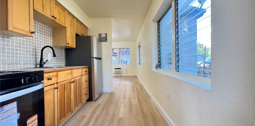 Apartment in North Miami, Florida 1 bedroom, 521.83 sq.m. № 2000070